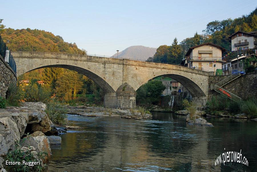 48 - Zogno, il Ponte Vecchio.JPG